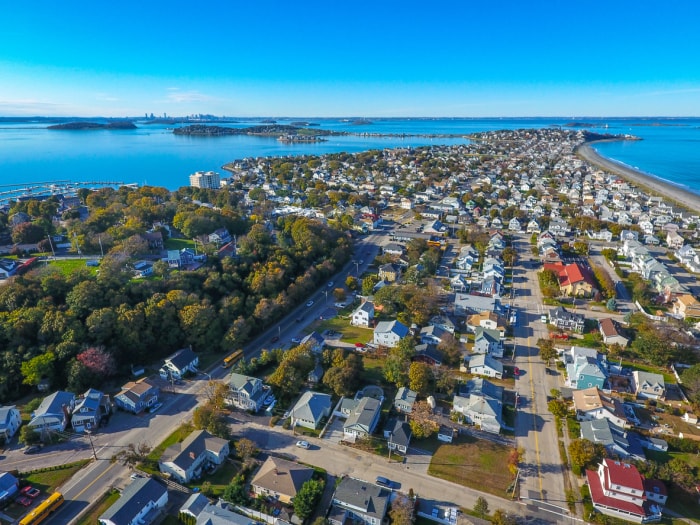 iStock-1256776064 5 endroits aux États-Unis où les maisons sont presque impossibles à assurer en raison des ouragans et des inondations Hull MA avec Boston à distance