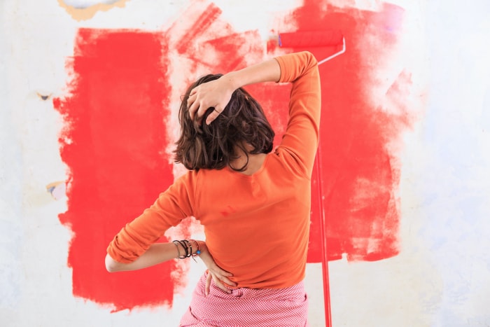 Taches de peinture rouge sur le mur