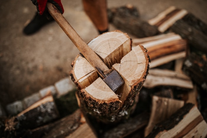 comment empiler du bois de chauffage pour fendre une bûche