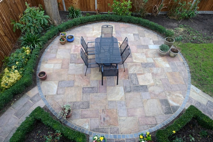 Terrasse circulaire avec chaises