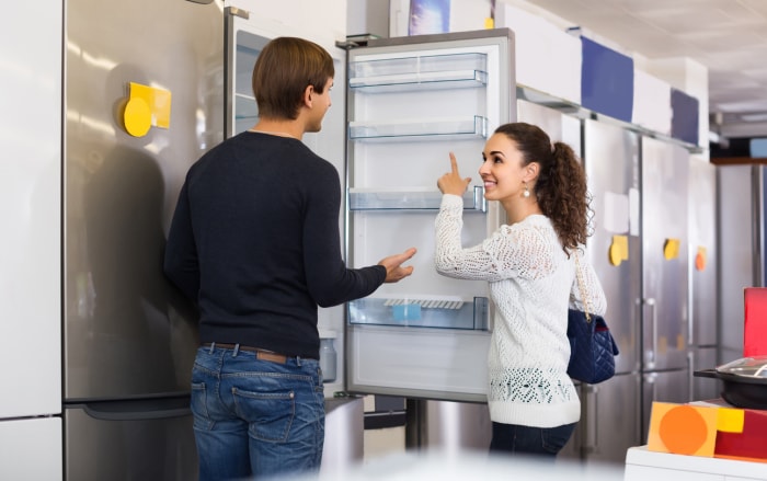 iStock-520324302 Déclaration de revenus Améliorations domiciliairesCouple familial choisissant un nouveau réfrigérateur dans un hypermarché