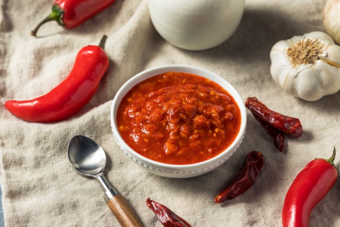 Pâte de piment rouge dans un bol blanc.