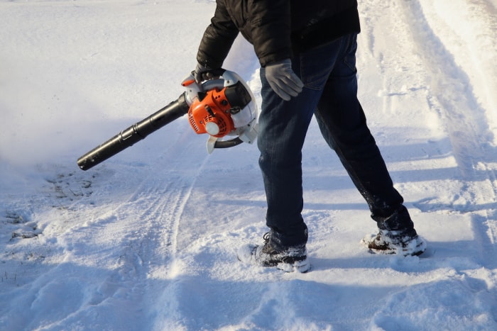 comment enlever la neige de l'allée sans pelle - utilisation d'une souffleuse à feuilles pour enlever la neige