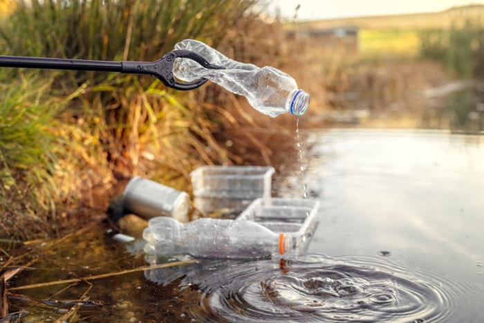 Collecter les plastiques présents dans l’eau.