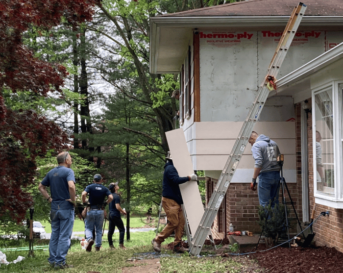 Des bénévoles travaillent à la réparation d'une maison dans le Maryland.