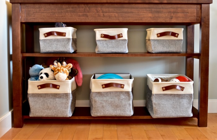 Solutions d'organisation de la maison avec des tiroirs et des paniers dans les chambres des bébés et des jeunes enfants et dans les salles de séjour pour faciliter le nettoyage et le rangement des jouets.