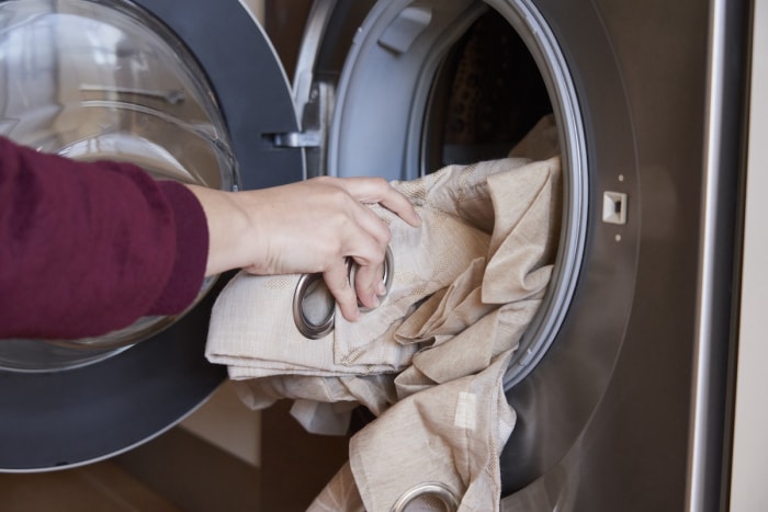 Laver un rideau de douche dans la machine à laver. 