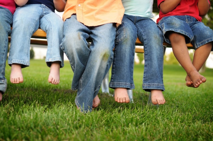 Taches d'herbe sur les pantalons des enfants.