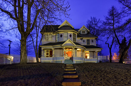 Style maison hantée maison victorienne sur fond de ciel violet