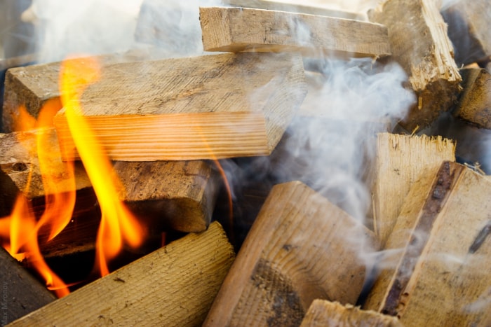 Pièces de bois traité en feu.