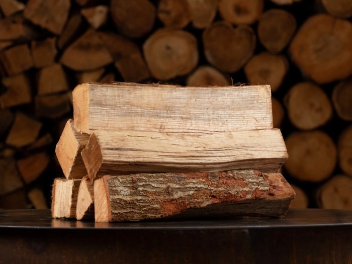 Pile de bûches de bois de chauffage en chêne.