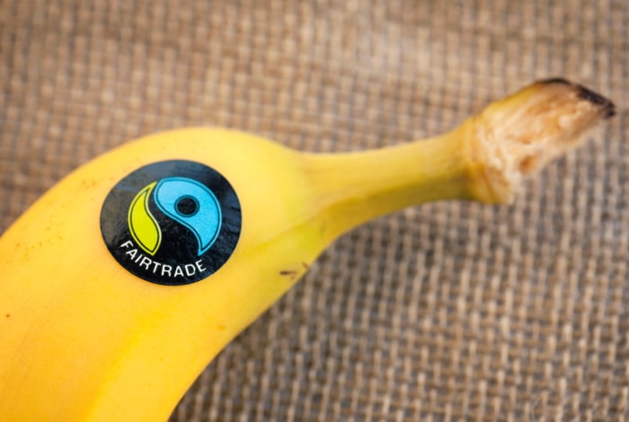 Banane avec autocollant de produit.