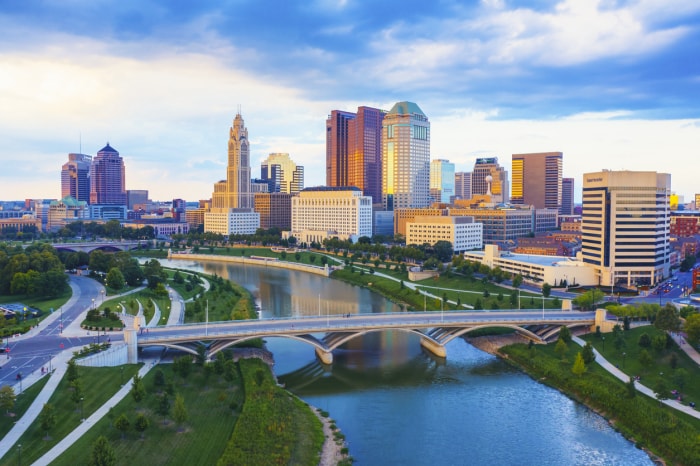 Vue aérienne du centre-ville de Columbus Ohio avec la rivière Scioto