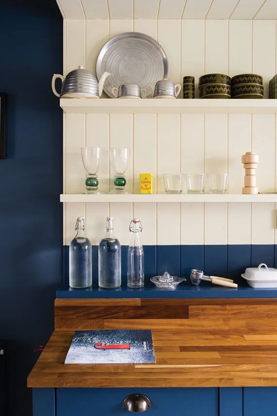 Mur bleu avec étagère d'appoint blanche peinte en Wimborne White de Farrow & Ball.