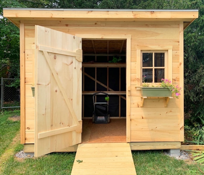 Un hangar en bois nouvellement construit dans l'arrière-cour.