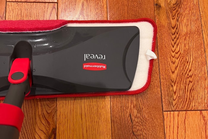 Avis sur le balai vaporisateur en microfibres Reveal de Rubbermaid