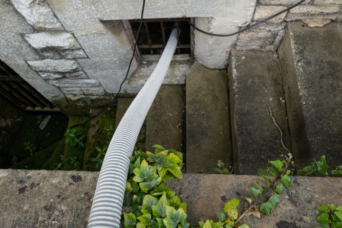 Fuite d'eau dans le sous-sol après de fortes pluies