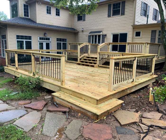 Une terrasse en bois nouvellement construite.