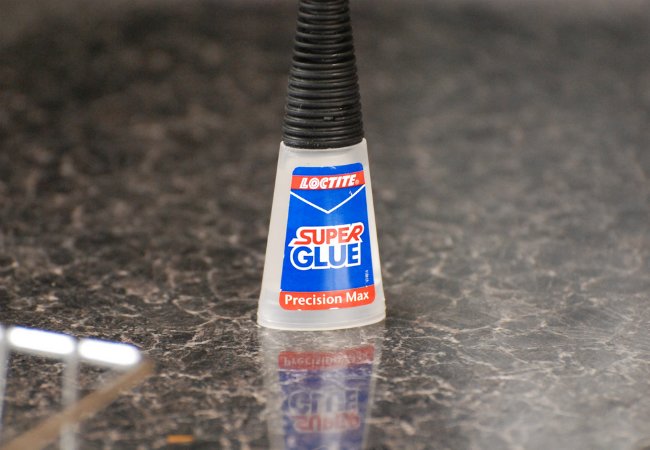 Comment réparer un trou dans le mur - Avec de la Super Glue