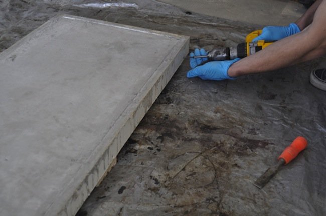 Retirer la table en béton de bricolage du moule