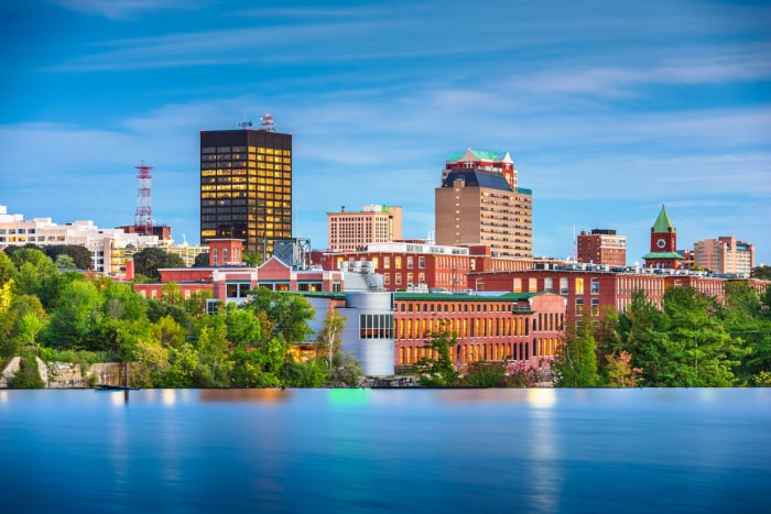 Manchester, New Hampshire, USA Vue sur la rivière Merrimack au crépuscule.