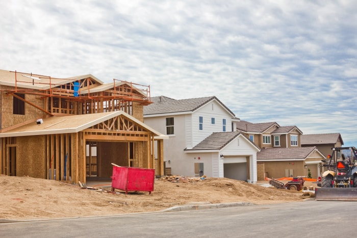 Une nouvelle maison en construction dans un quartier agréable.