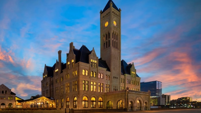 Grand bâtiment historique au coucher du soleil