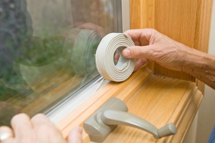 12 façons de rendre une vieille maison plus économe en énergie - coupe-froid