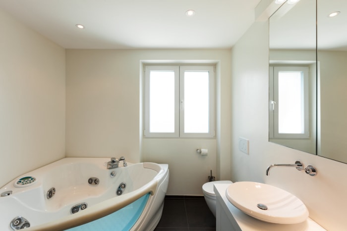 Les agents immobiliers iStock-519531127 ne veulent pas de bain à remous dans une petite salle de bain