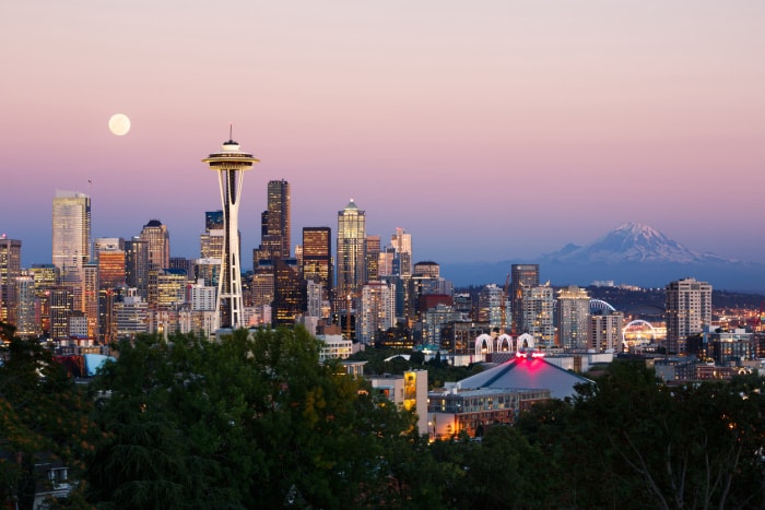 L'horizon de Seattle au crépuscule avec le mont Rainier en arrière-plan.