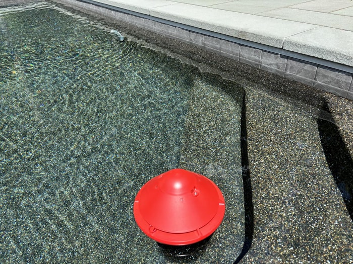 L'alarme flottante Lifebuoy BCone dans une piscine lors d'un test pratique.