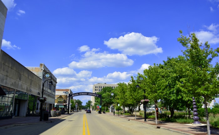 rue principale avec de grands arbres et un ciel bleu à Rockford, Illinois