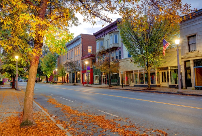 états avec la taxe foncière la plus élevée bennington vermont automne organge feuilles rue bordée d'arbres centre ville