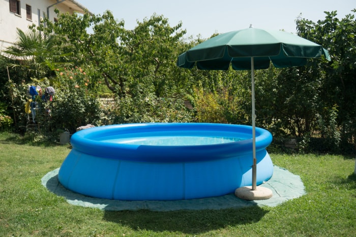 piscine bleue avec parapluie vert