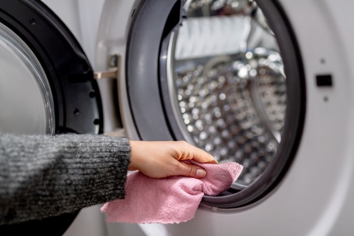 Utiliser un chiffon rose pour nettoyer le sèche-linge.