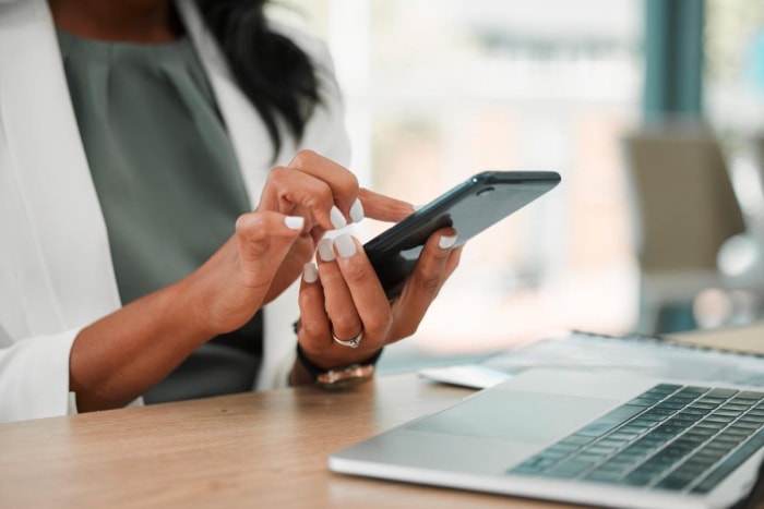 Gros plan d'une femme naviguant sur un smartphone. 