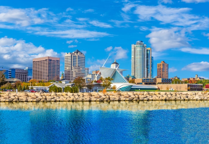 vue du musée d'art de milwaukee et de la ligne d'horizon depuis le lac