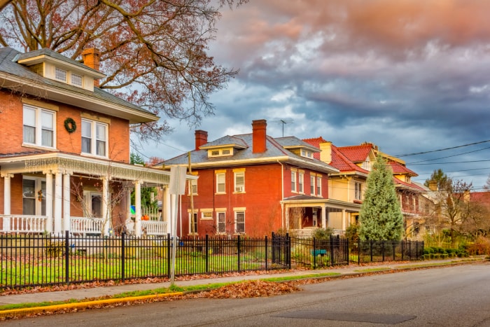 bloc de maisons majestueuses dans une rue résidentielle de Charleston, Virginie-Occidentale