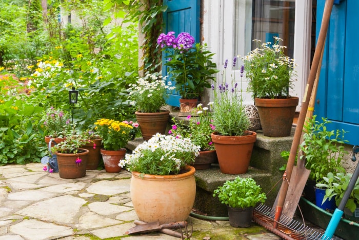 13 belles idées de pots de fleurs DIY pour votre porche ou votre jardin