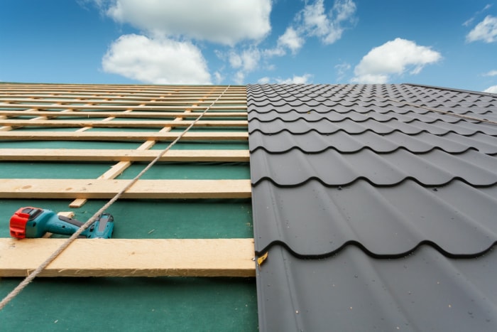 12 façons de rendre une vieille maison plus économe en énergie - installation d'un toit en métal