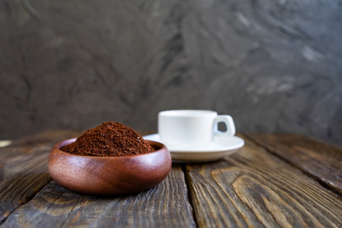 Marc de café dans un bol en bois