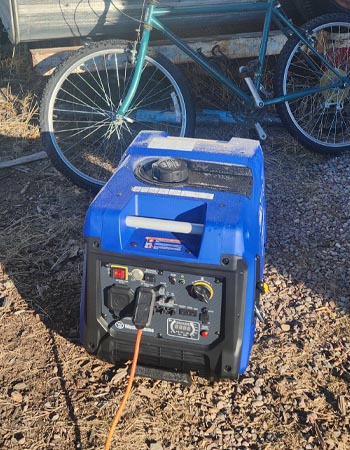 Le générateur portable à onduleur Westinghouse iGen4500 sur du paillis avec un cordon qui en sort pendant les tests.