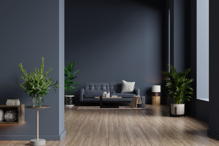 un-salon-avec-des-murs-gris-mattes-et-un-sol-en-bois-avec-un-décor-gris-et-brun