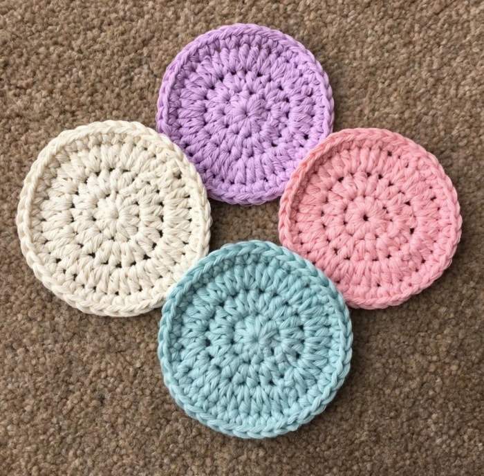 modèles de crochet pour débutants - tampons pour le visage au crochet colorés