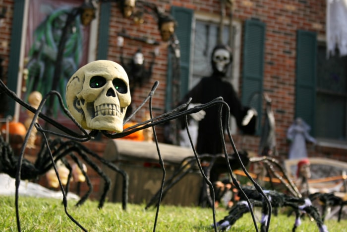 Décorations d'Halloween dans la cour avant.