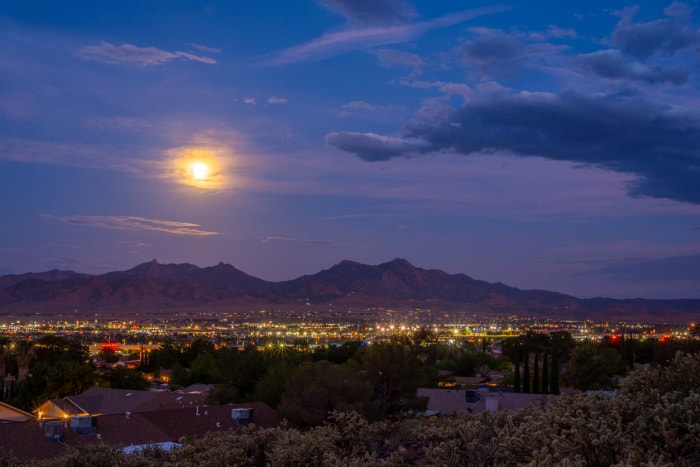 iStock-1408364573 les endroits les moins chers pour acheter de la terre comté de mohave arizon lever de lune sur kingman AZ