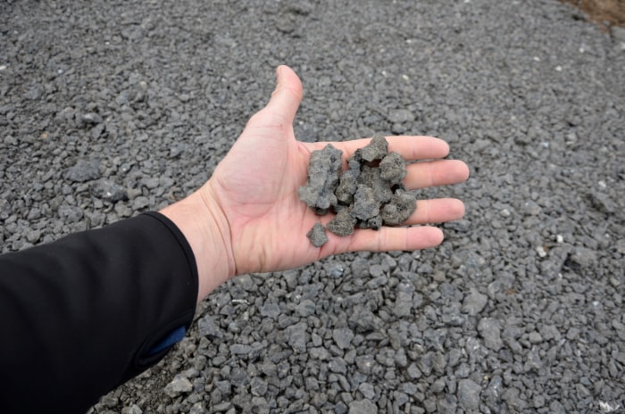 Personne tenant du béton recyclé