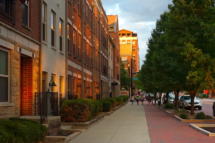 Columbus, OH, États-Unis - 12 août 2023 : Une vue vers l'est sur West Rich Street, à un pâté de maisons de la rivière Scioto, présente des espaces de vie rénovés dans un cadre urbain attrayant.