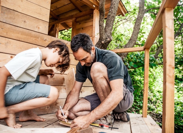 12 idées uniques de cabanes dans les arbres pour votre jardin