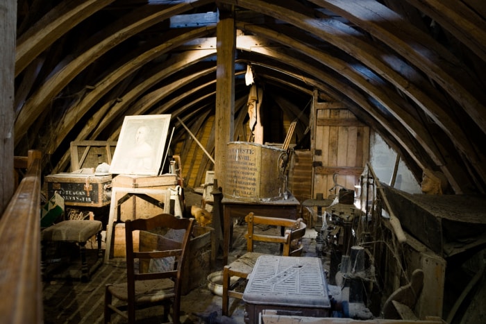 Magnifique loft avec une collection de meubles anciens.